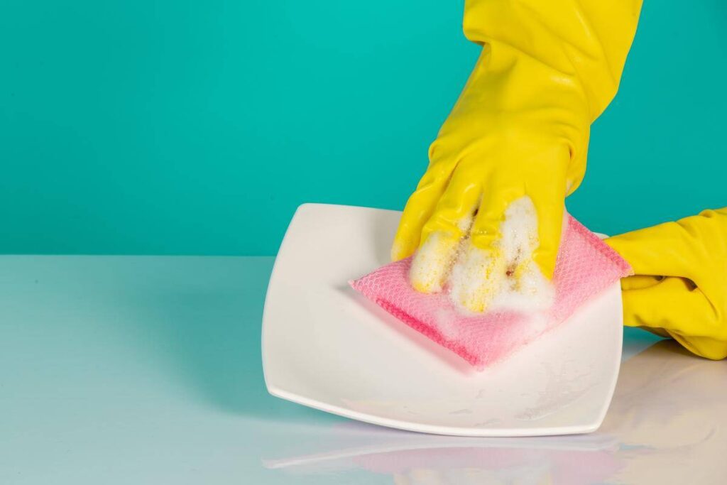 Se lavi a mano i piatti, usa questi 5 detersivi per effetti incredibili