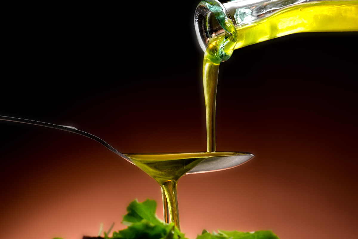 Olio d'oliva: 5 usi domestici che nessuno conosce ma che ti sorprenderanno
