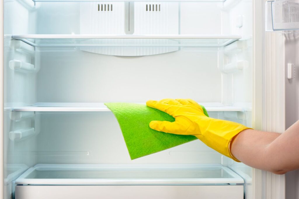 Pulizia estiva del frigorifero: usa questo trucco geniale e veloce