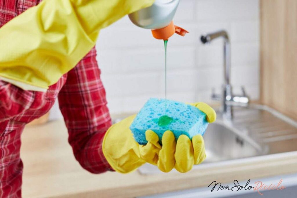 Lavare i piatti: risparmi più acqua lavandoli a mano o con la lavastoviglie?