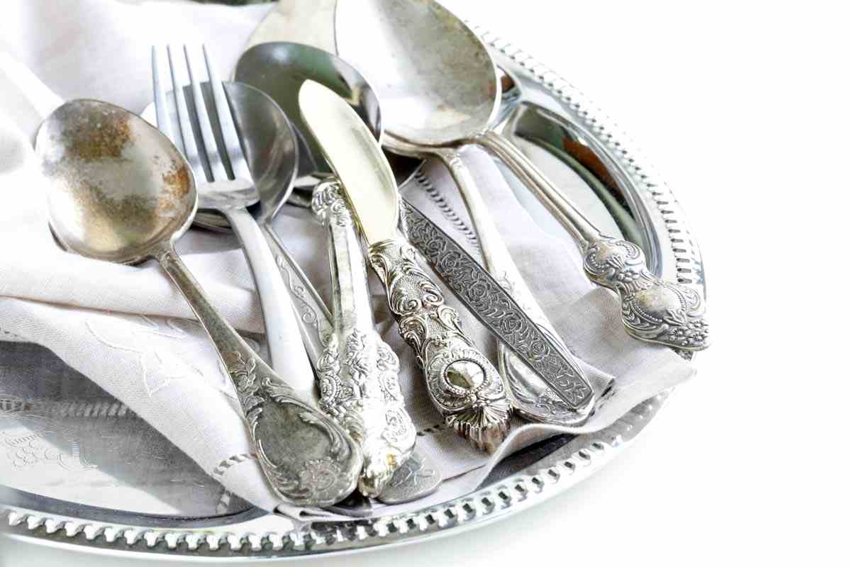 Questi 3 trucchi ti aiuteranno a pulire e sbiancare l'argento in casa: geniale