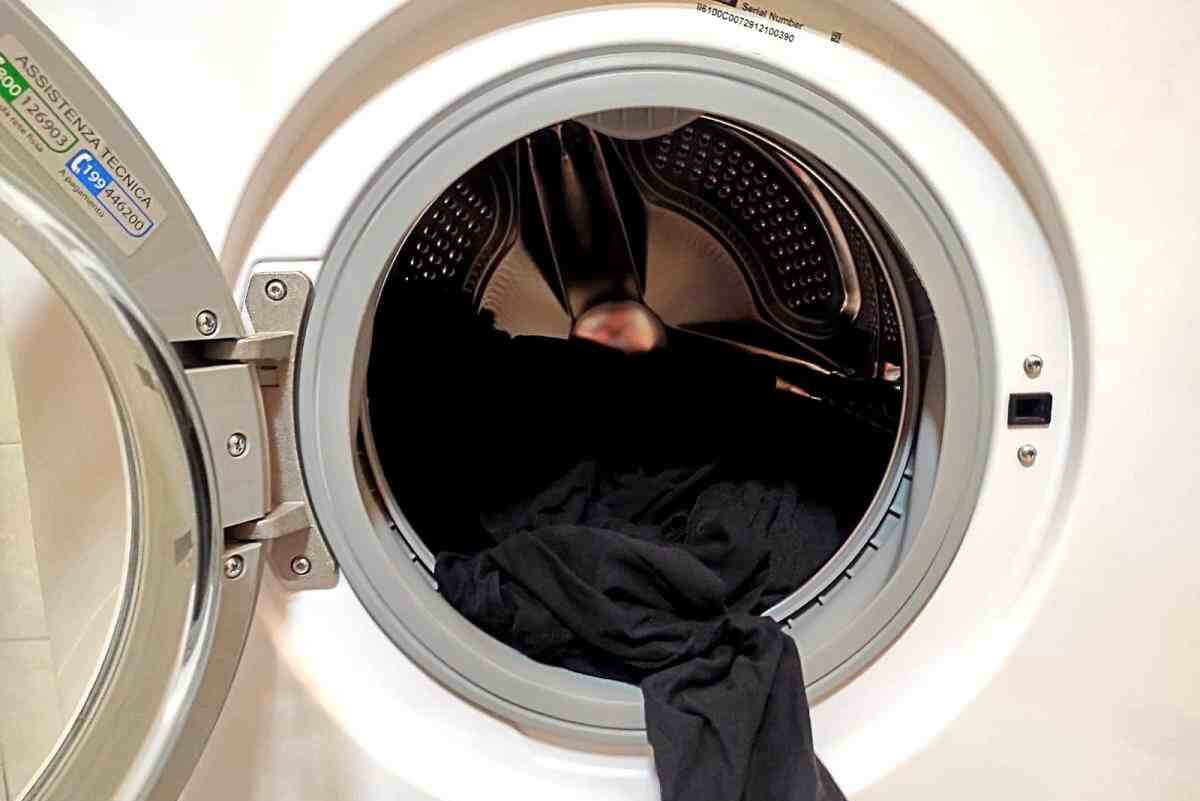 Bucato perfetto: 3 trucchetti infallibili per lavare i capi neri in lavatrice senza farli scolorire