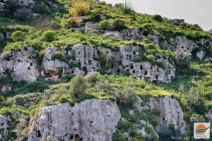 Riserva naturale in Sicilia: ecco dove vedere una maestosa Necropoli a grotte