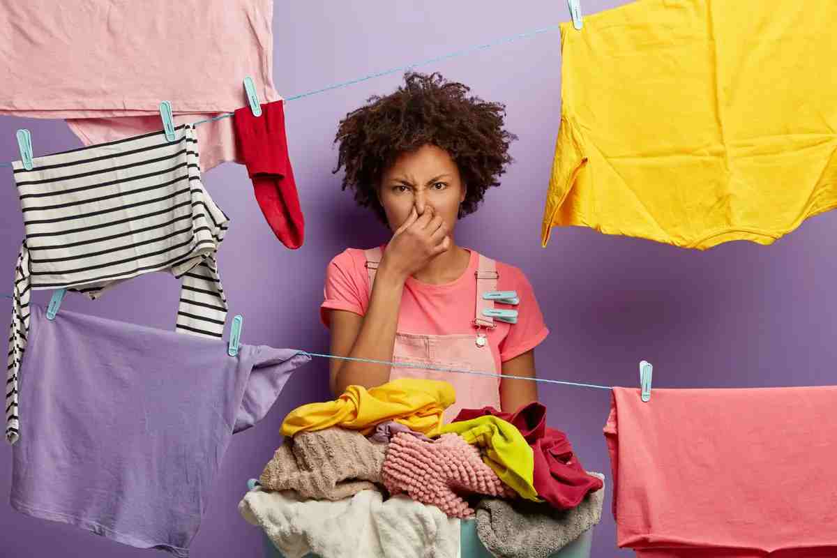Come rimuovere le macchie e l’odore dai vestiti: pulisci gli aloni così