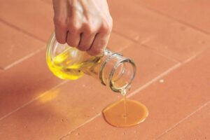 Olio sul pavimento: ecco cosa fare per rimuoverlo del tutto mattonelle olio