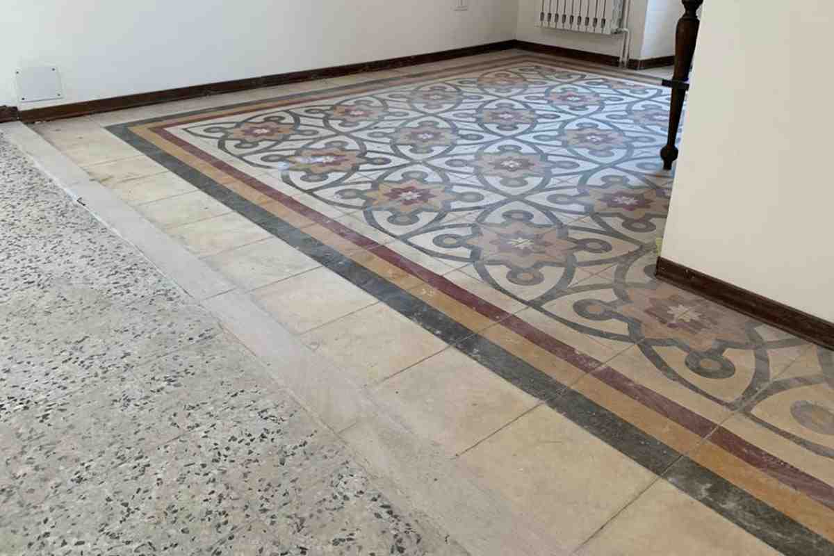 Se hai un pavimento antico in casa, dovresti lavarlo in questo modo: la guida