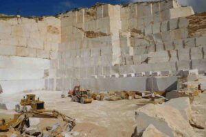 Riserva naturale in Sicilia: ecco dove vedere una antica cava di marmo