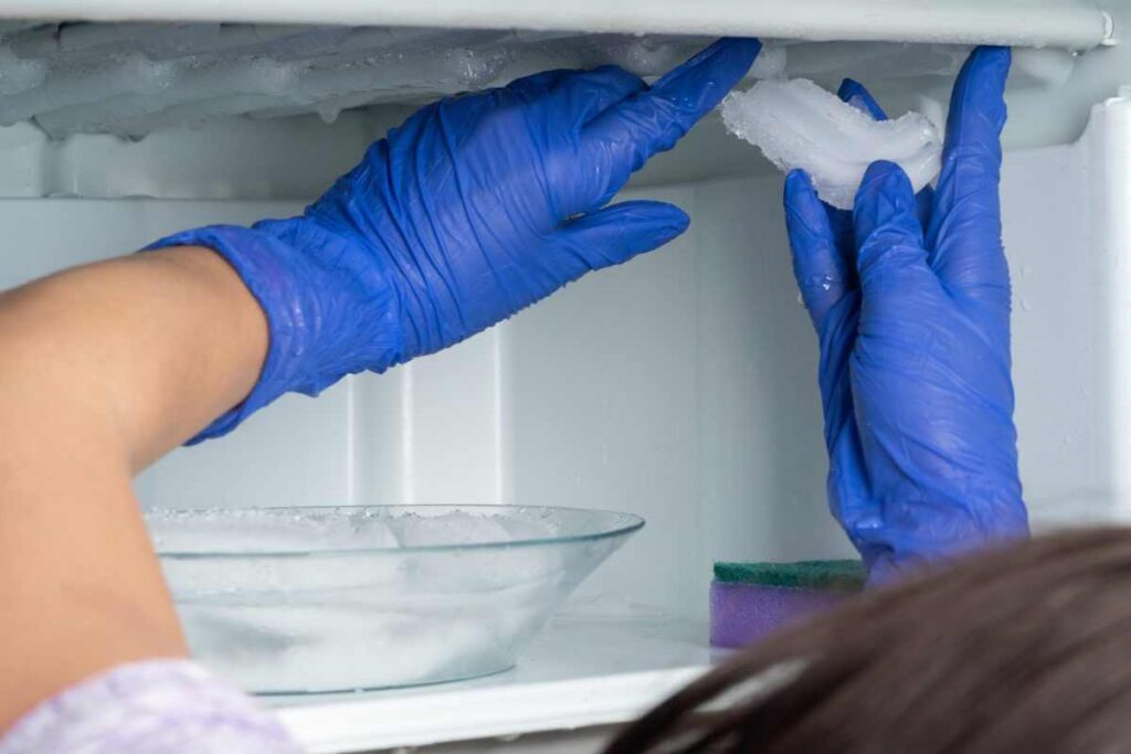 Sbrinare il freezer: prova il trucco del panno bagnato in acqua calda
