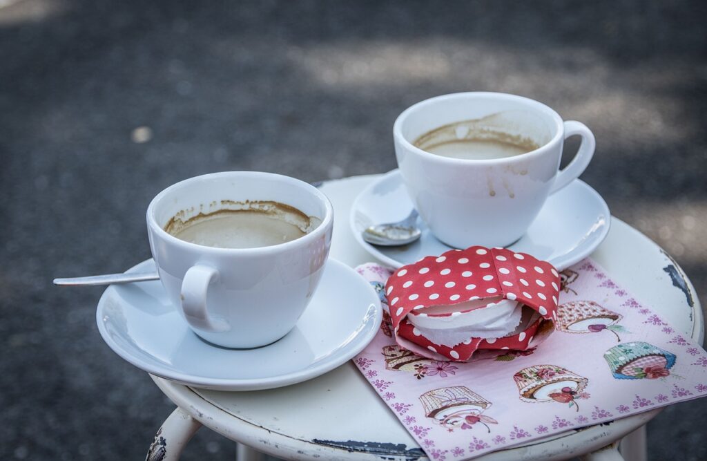 Come togliere le macchie di caffè vecchie dai tessuti: la guida passo passo