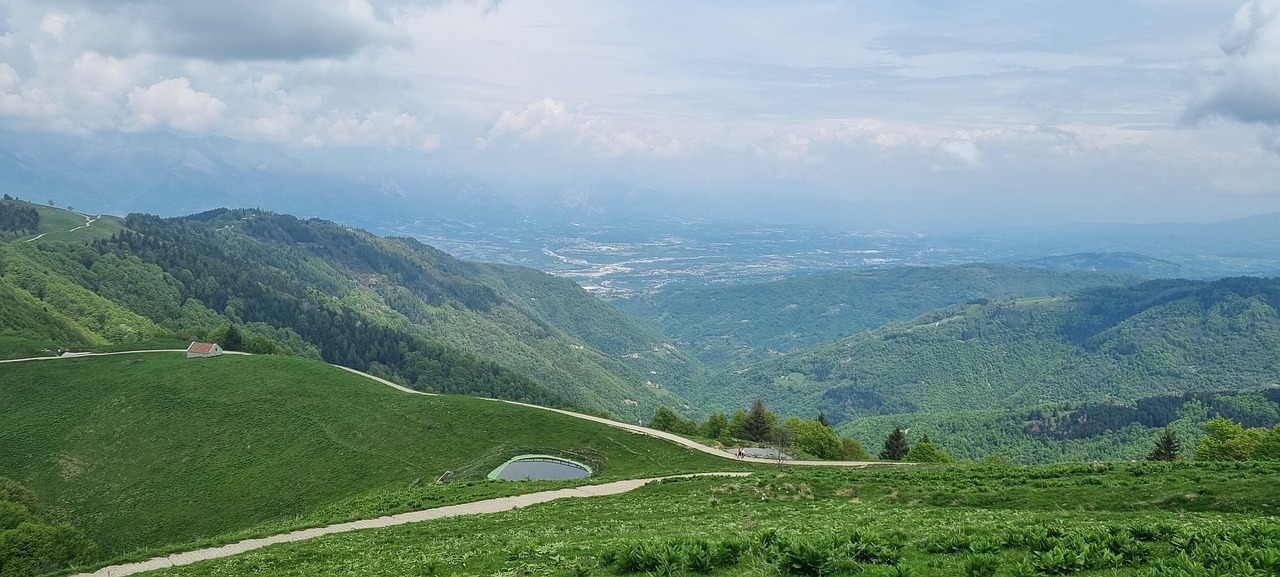 Sentiero panoramico nelle Alpi Liguri con vista mozzafiato su montagne e vallate.