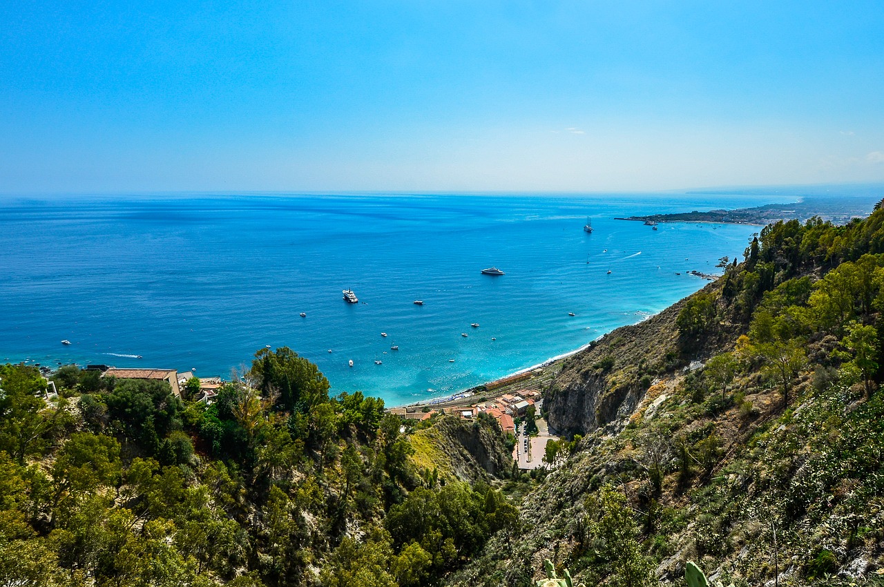 Spiaggia con acque cristalline e scogliere a picco, ideale per il bagno vicino a Capri.