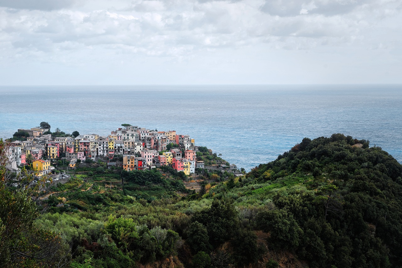 Vista panoramica delle Cinque Terre, con scogliere a picco sul mare e colorati villaggi.