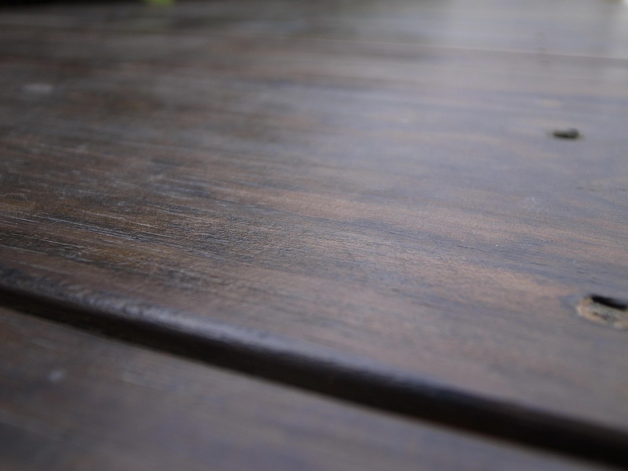 Mobili di legno lucidi dopo la pulizia, evidenziando la superficie senza graffi.