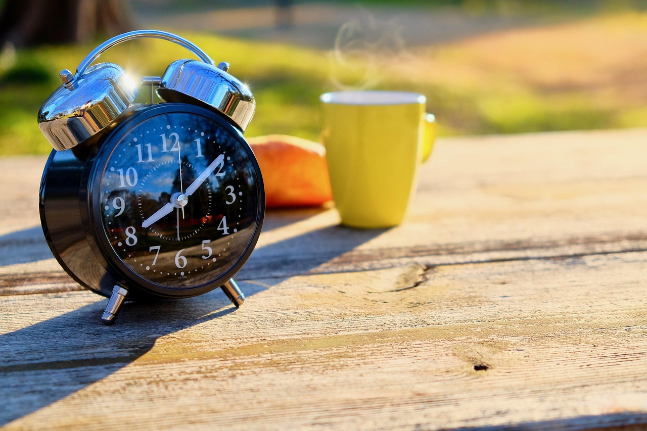 Uomo che pratica yoga al mattino, simbolo di una routine per migliorare concentrazione e performance.