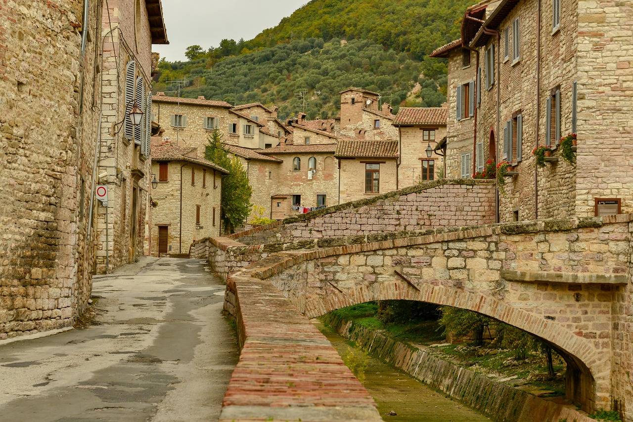 Veduta panoramica di un borgo medievale toscano con strade acciottolate e case in pietra.