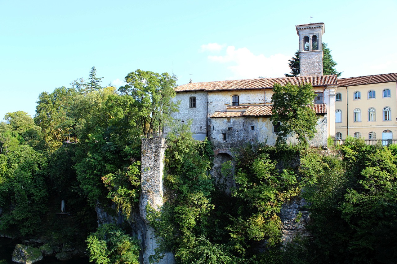 Veduta panoramica di un suggestivo borgo del Friuli Venezia Giulia, con case storiche e paesaggi naturali.