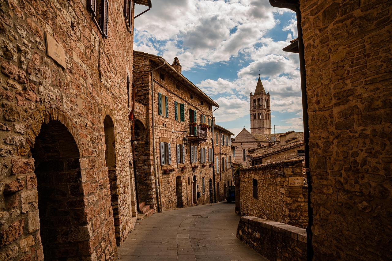 Vista panoramica di un incantevole borgo medievale italiano con strade acciottolate e architettura storica.