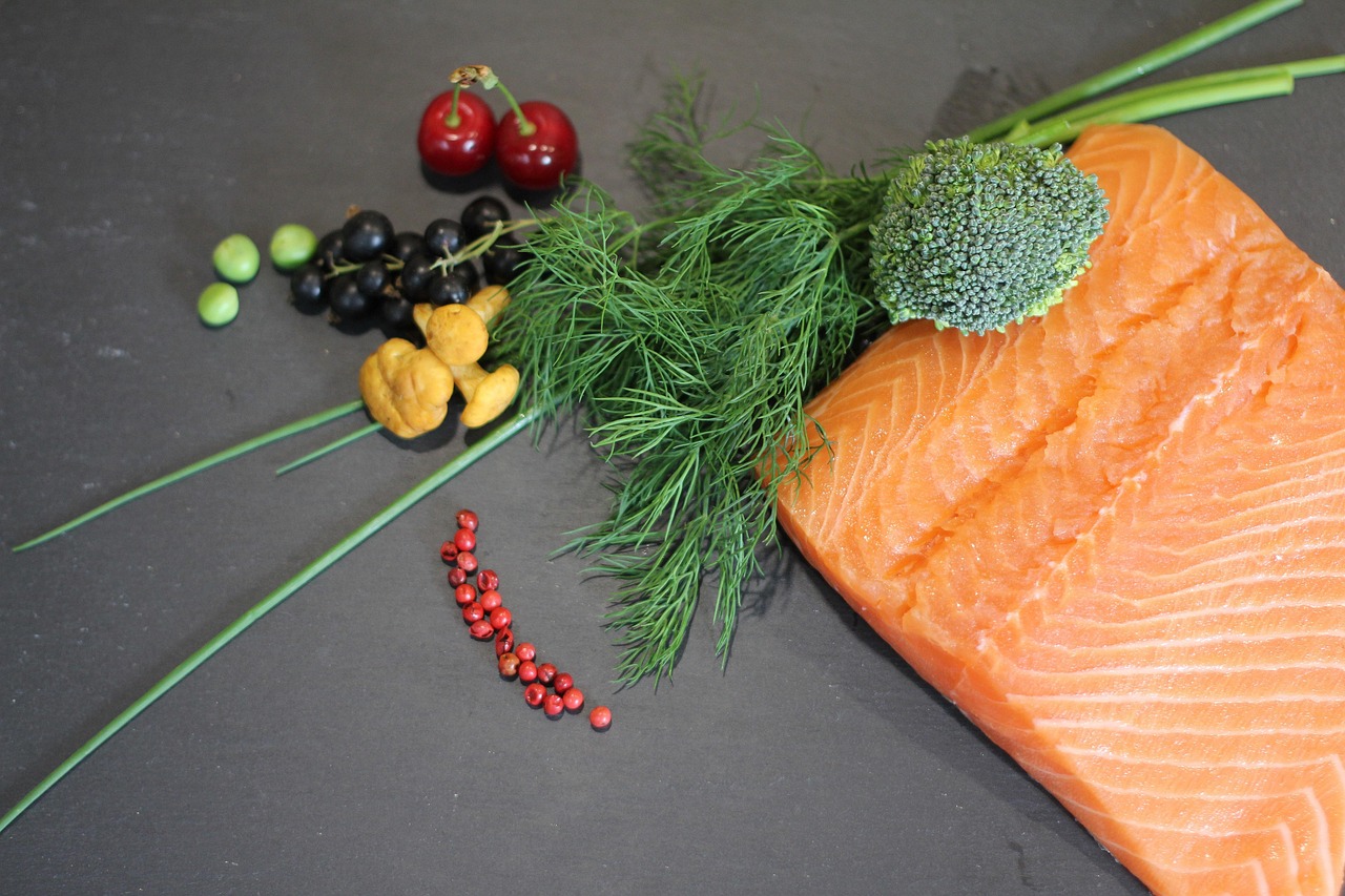 Immagine di alimenti freschi e colorati che formano un piatto equilibrato, simbolo di una dieta sana e nutriente.