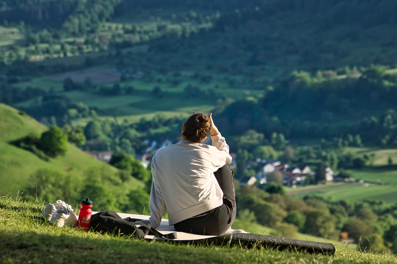 Persone che praticano attività all'aria aperta, sorridenti e immerse nella natura.
