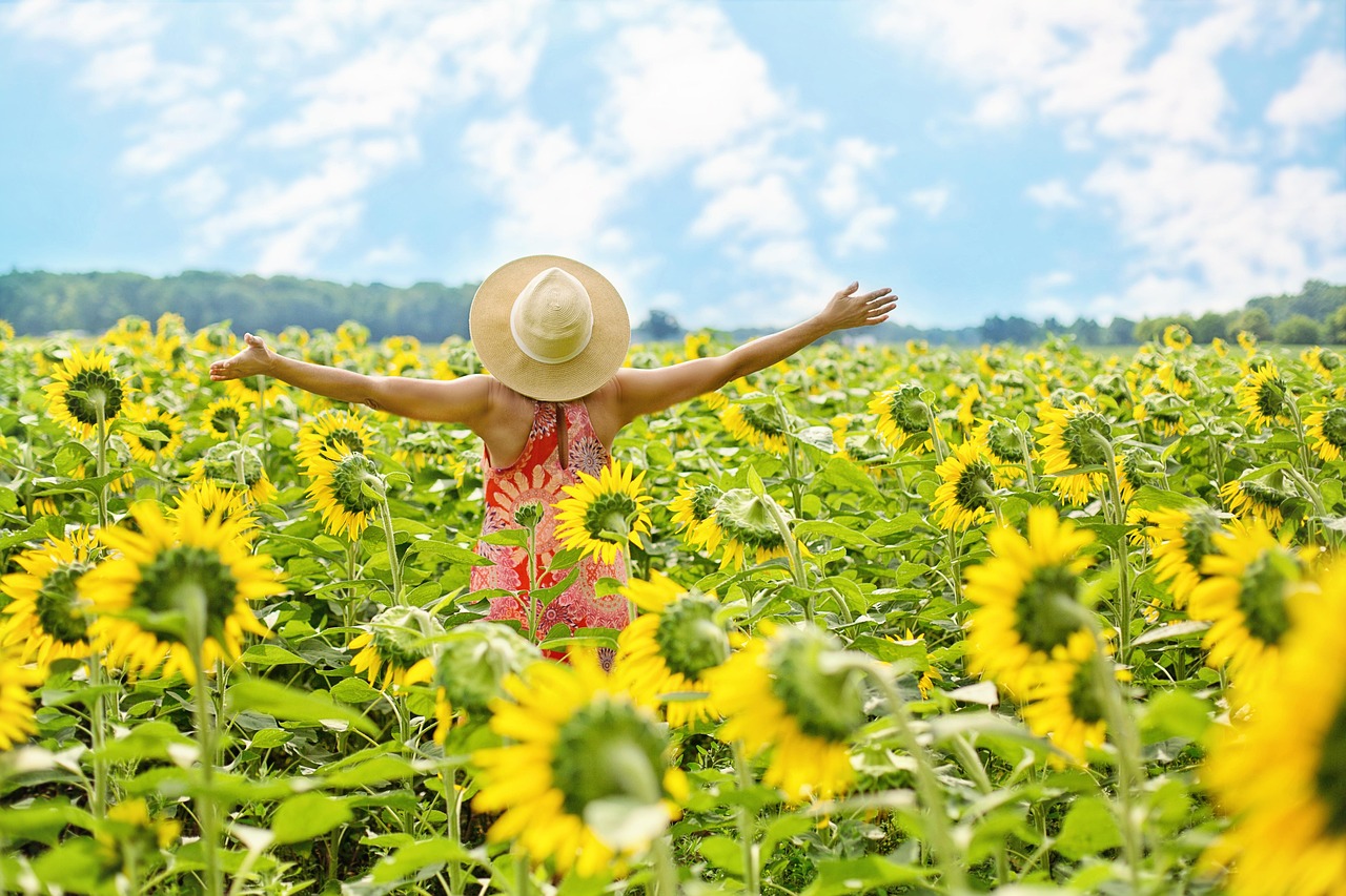 Uomo che si gode il sole in un parco, simbolo di assorbimento della vitamina D naturale.