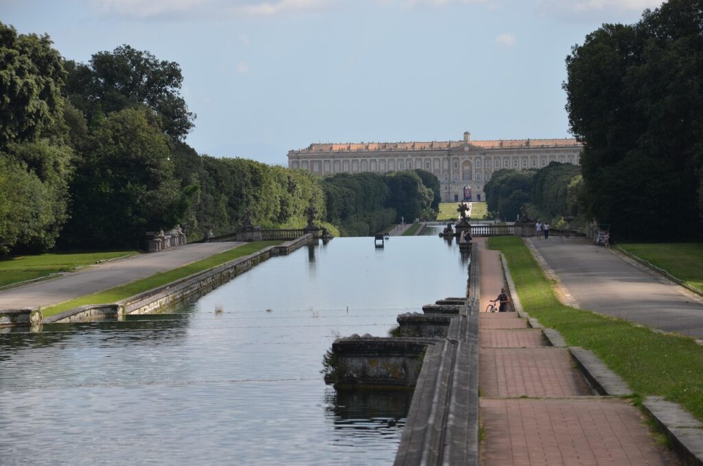 Non partire senza visitare la Reggia di Caserta e i suoi giardini