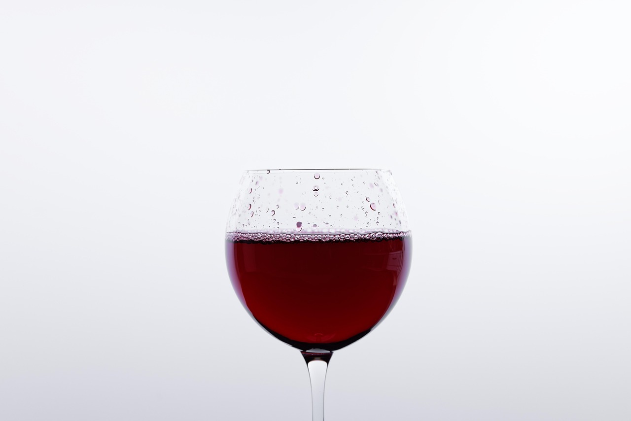 Procedure per rimuovere macchie di vino rosso da tessuti in modo rapido ed efficace.