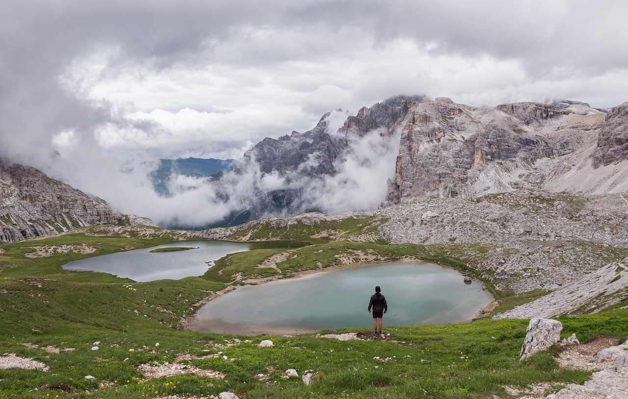 Panorama estivo delle Dolomiti con montagne maestose e cielo azzurro.
