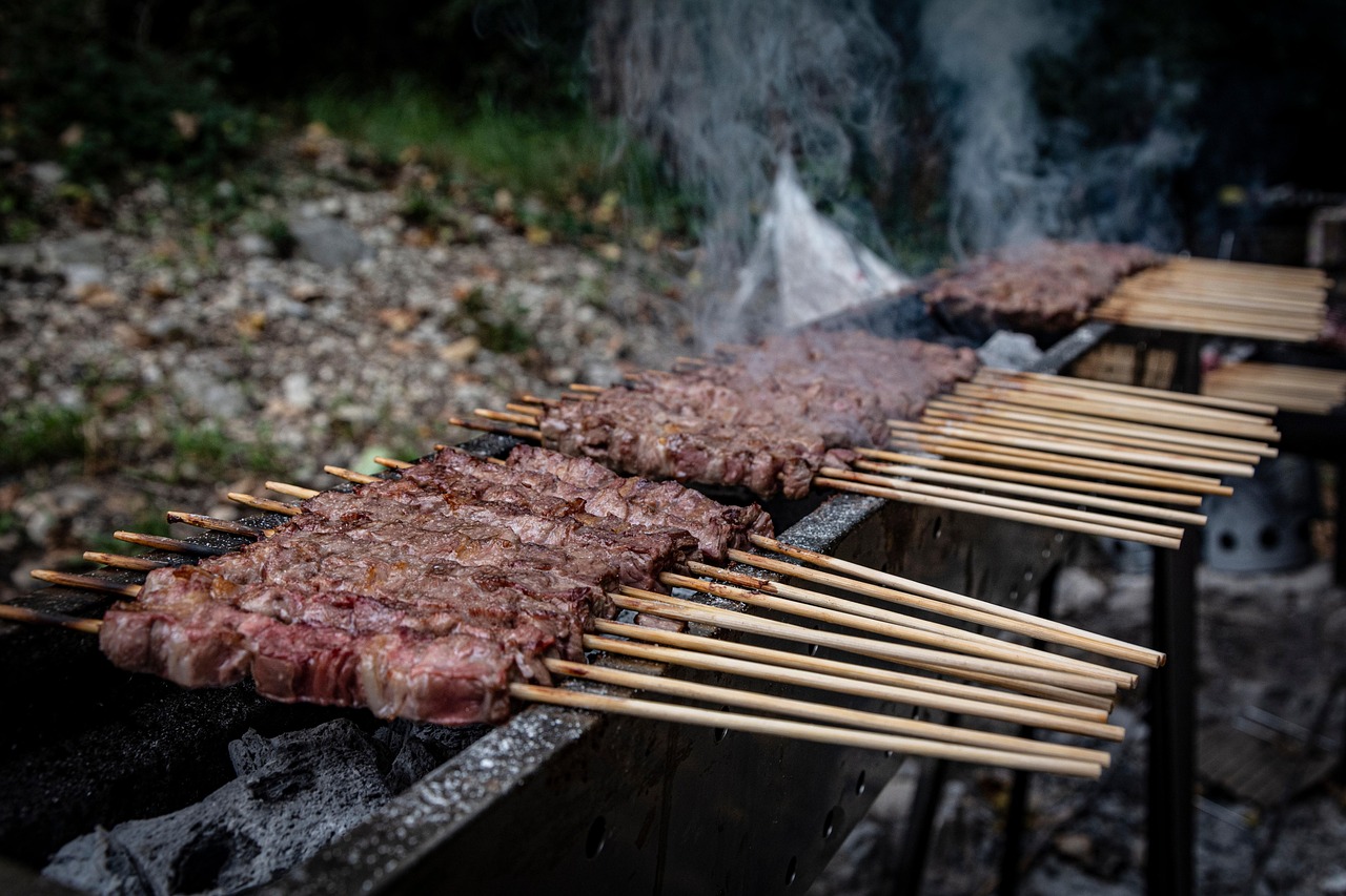 Arrosticini abruzzesi serviti su un piatto, con carne grigliata e spiedini, tipici della tradizione culinaria abruzzese.