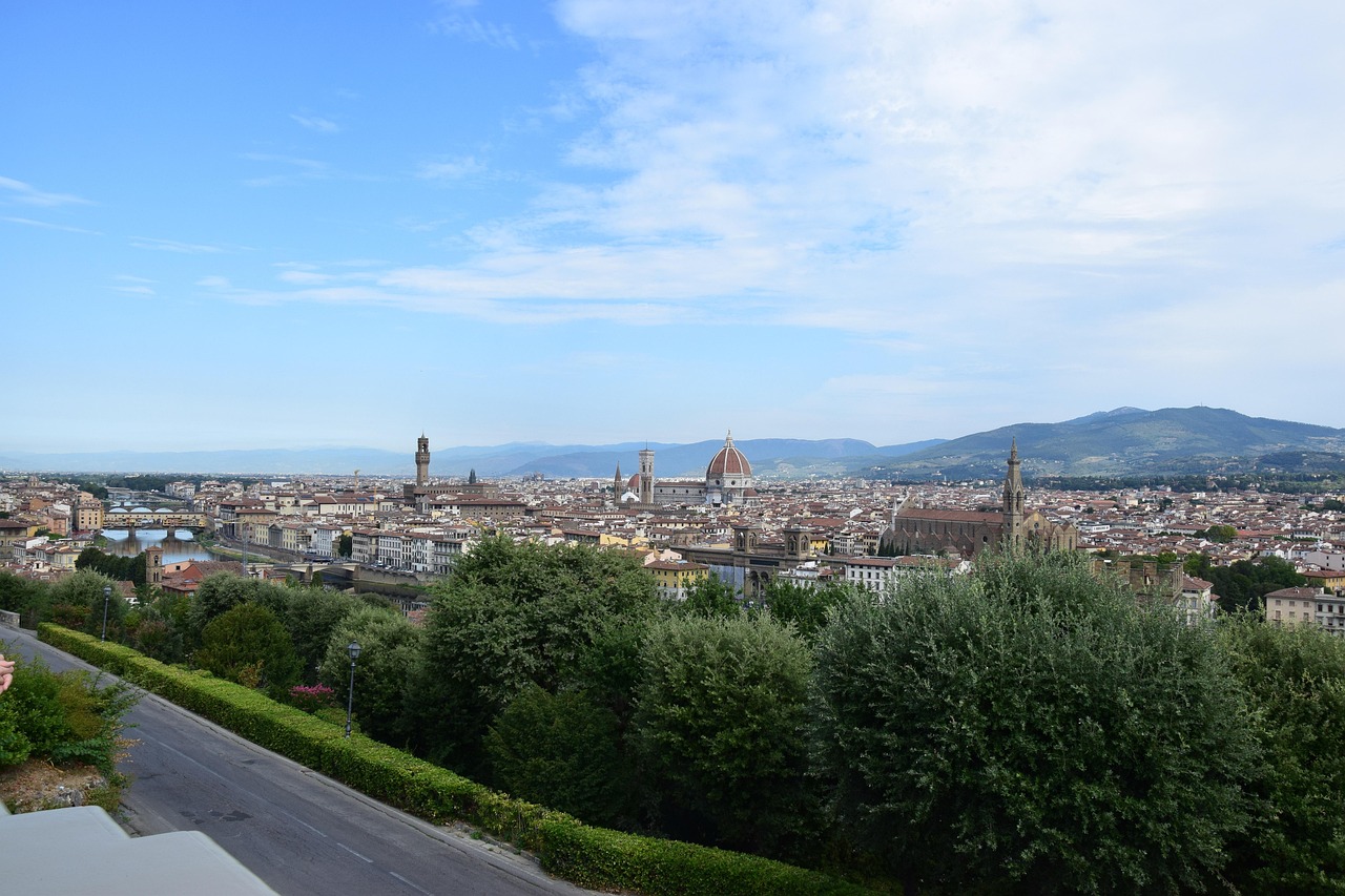 Vista panoramica delle ville storiche di Firenze immerse nei colori primaverili.