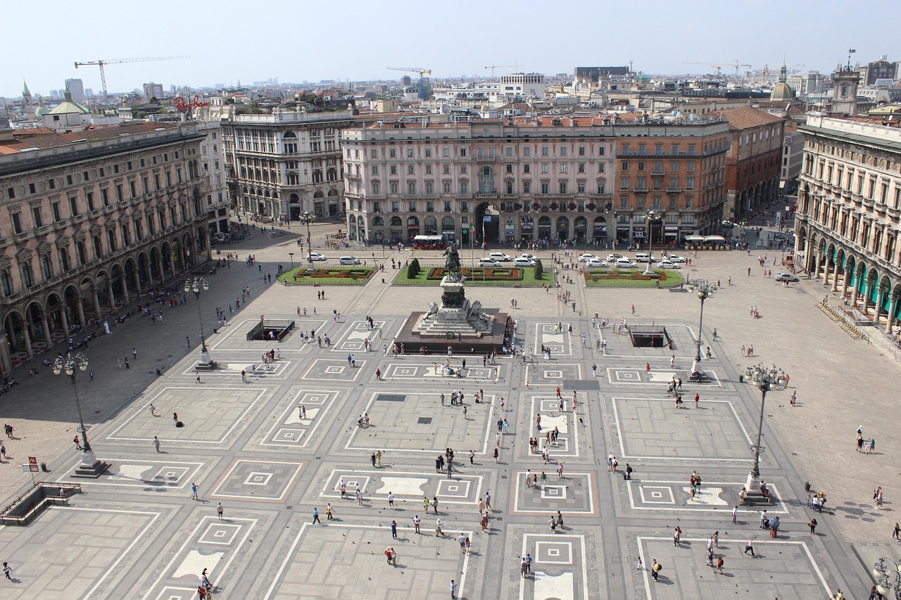 Piazza affollata in Italia, con turisti che si fermano per ammirare l'architettura e il panorama.