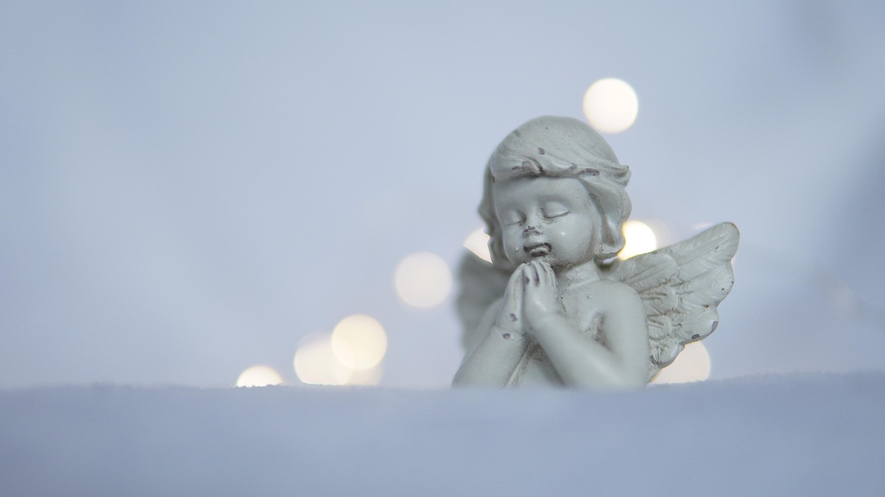 Immagine di un cielo stellato con angeli che volano, simbolo di protezione e serenità per la preghiera serale.