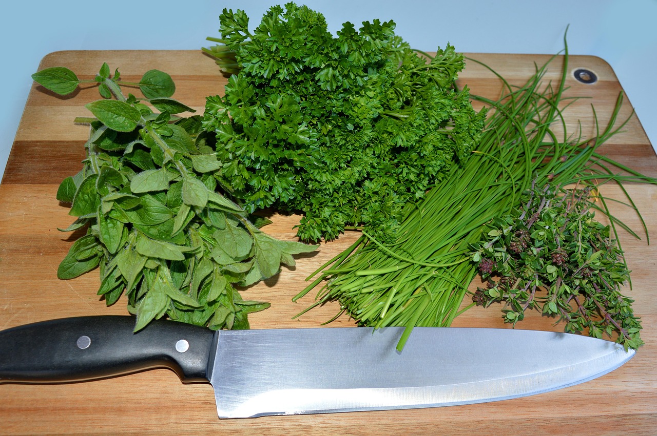 Immagine di erbe aromatiche fresche coltivate in vaso in una cucina luminosa.