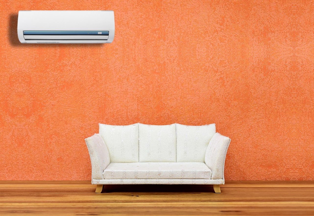 Condizionatore in funzione con temperatura impostata per risparmiare energia e garantire freschezza.