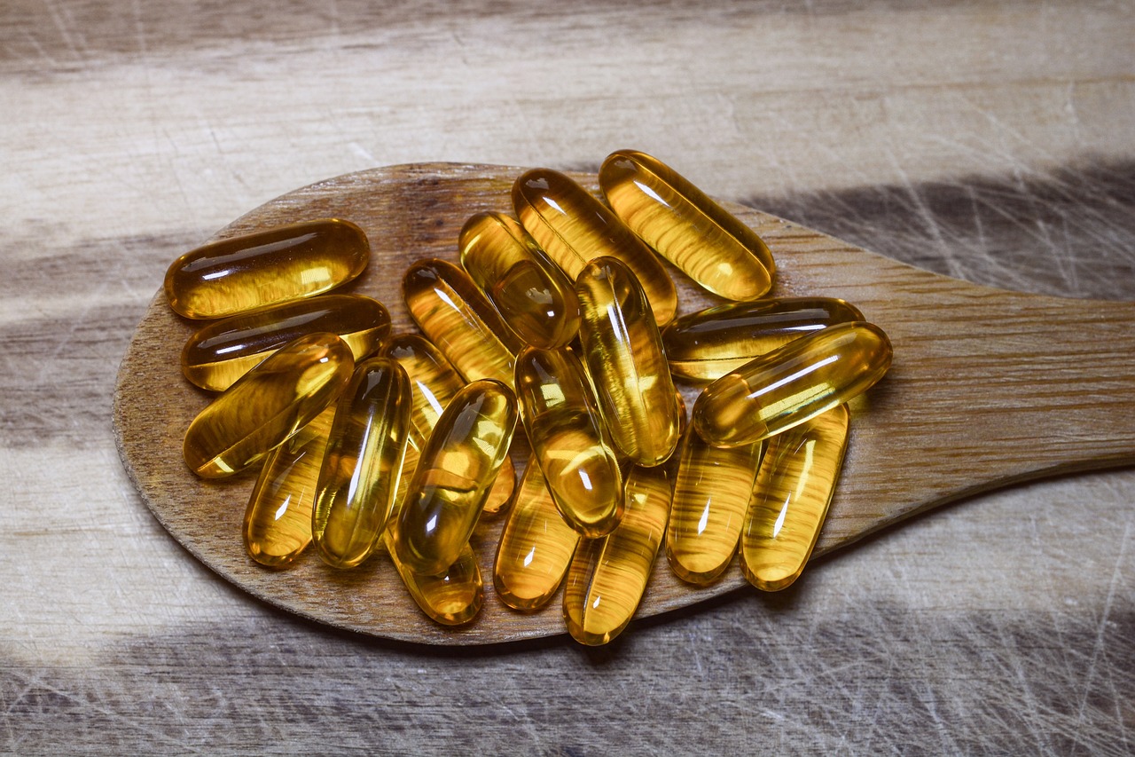 Tre segnali visivi di carenza di omega-3: pelle secca, affaticamento e problemi di concentrazione.