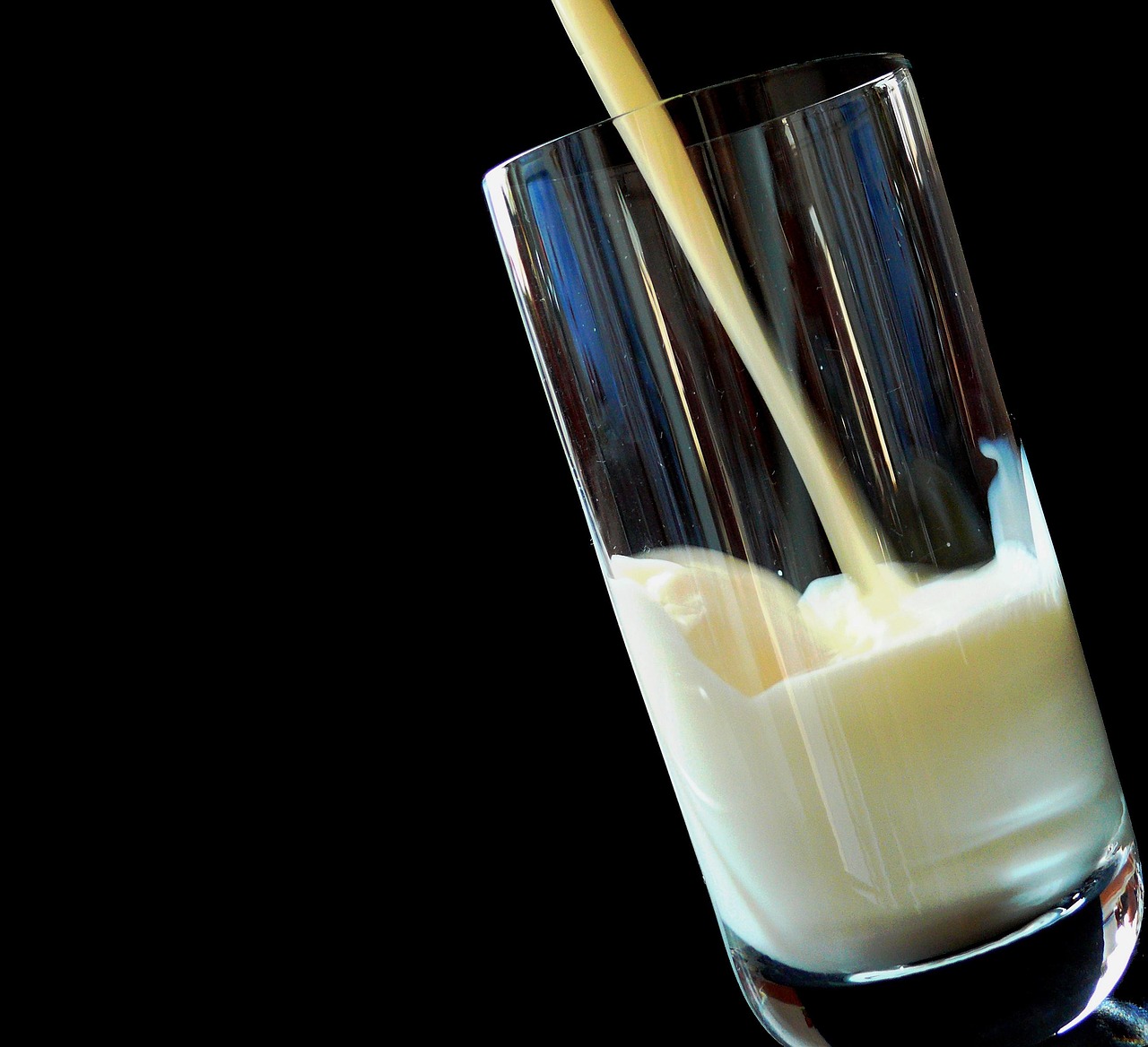 Immagine di un cartone di latte con avviso sui danni alle ossa, digestione e colesterolo.