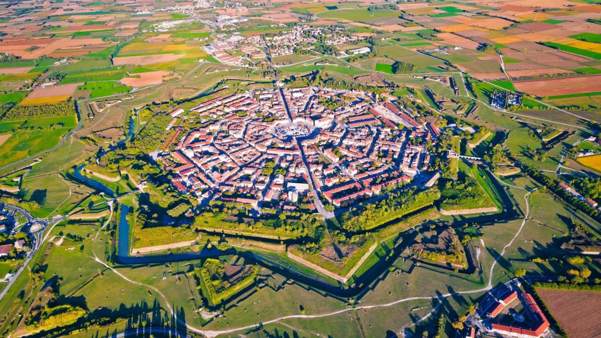 Veduta panoramica di un pittoresco paese emiliano immerso nella natura.
