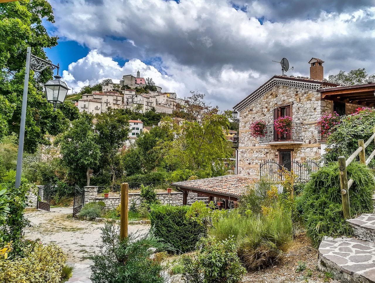 Paesaggio del suggestivo paese friulano, meta emergente per turisti europei.