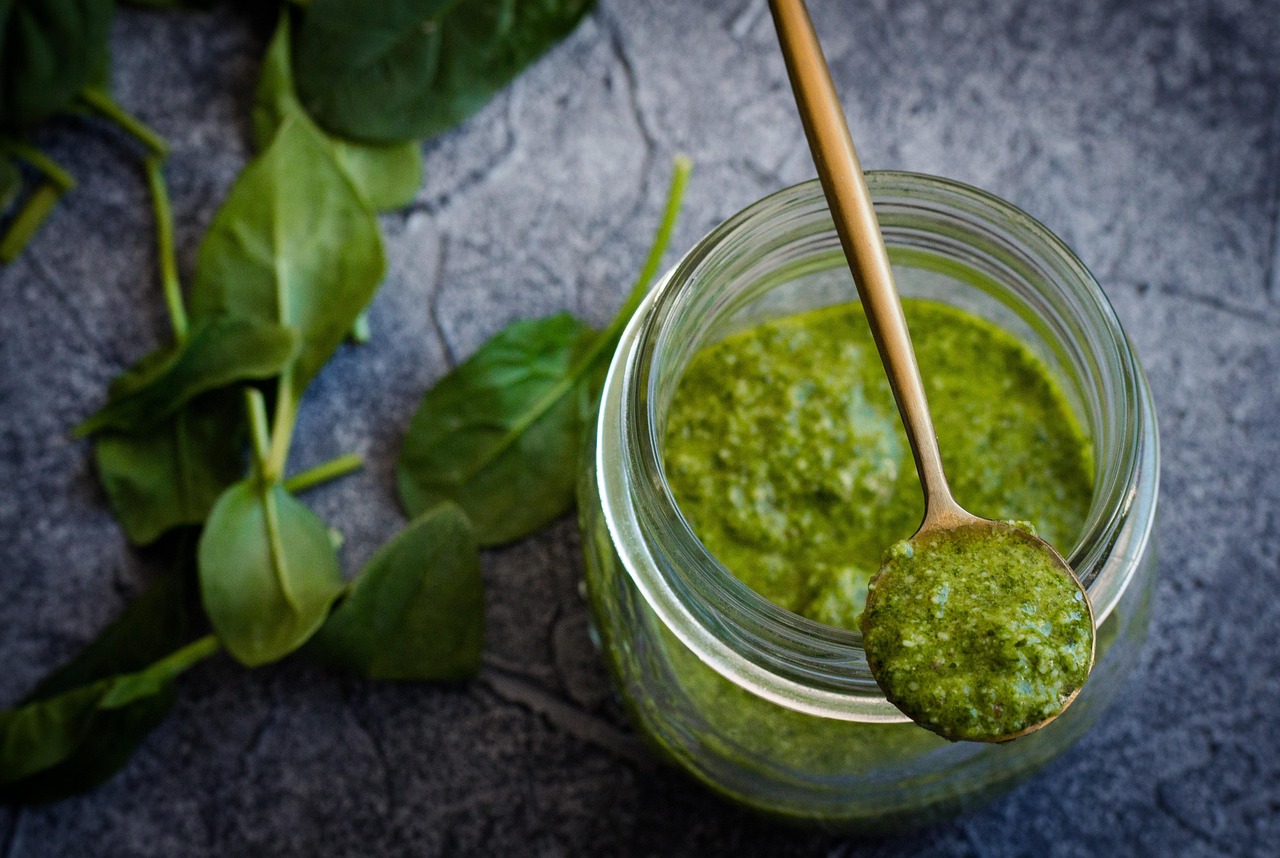 Barattolo di pesto in evidenza con etichette che evidenziano ingredienti dannosi per salute.