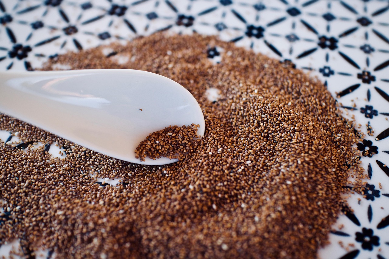 Seme di lino su sfondo bianco, simbolo di supporto per la tiroide e metabolismo lento.