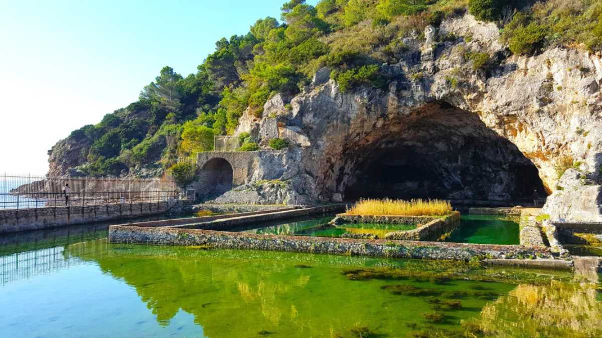 Sorgenti termali in Campania, paesaggio naturale con acqua calda e verde circostante.