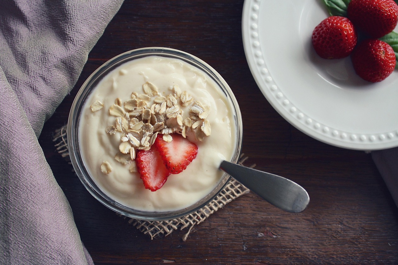 Immagine di diverse confezioni di yogurt salutare per l'intestino su un tavolo.