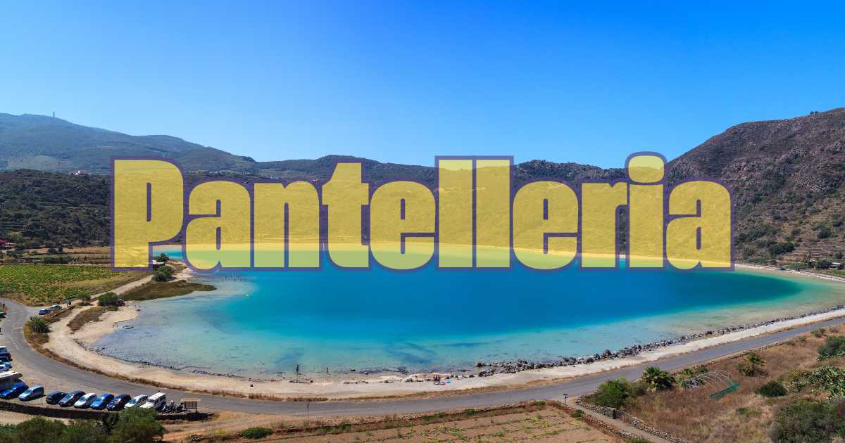 Vista panoramica di Pantelleria, isola con paesaggi vulcanici e mare cristallino, nota come "perla nera del Mediterraneo".