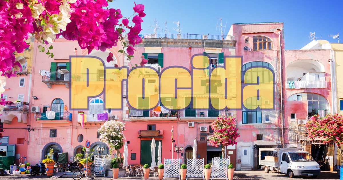 Vista panoramica di Procida, evidenziando i quartieri tranquilli e meno affollati per una vacanza rilassante.