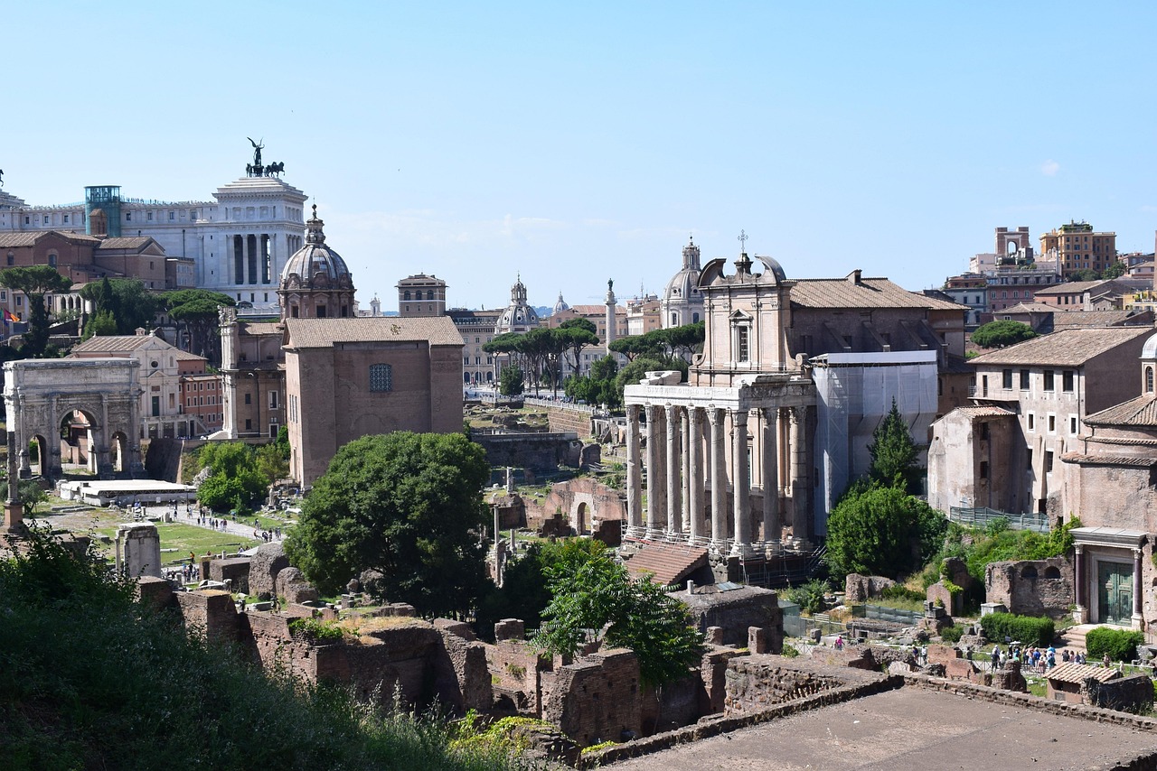 Vista panoramica di Roma con il Colosseo e il Foro Romano al tramonto.