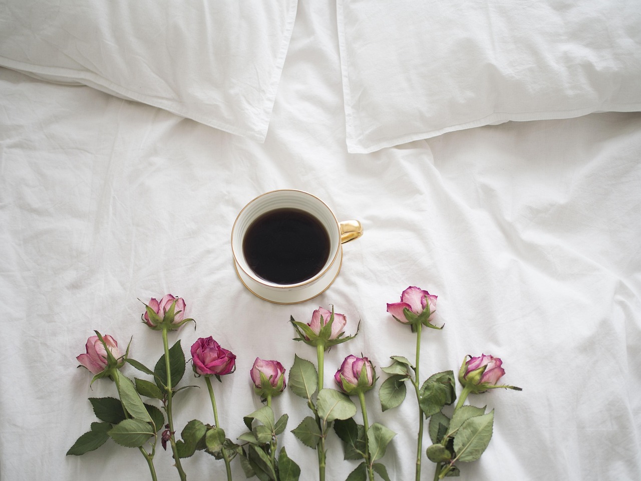 Frasi dolci per un buongiorno romantico, con un paesaggio sereno all'alba.