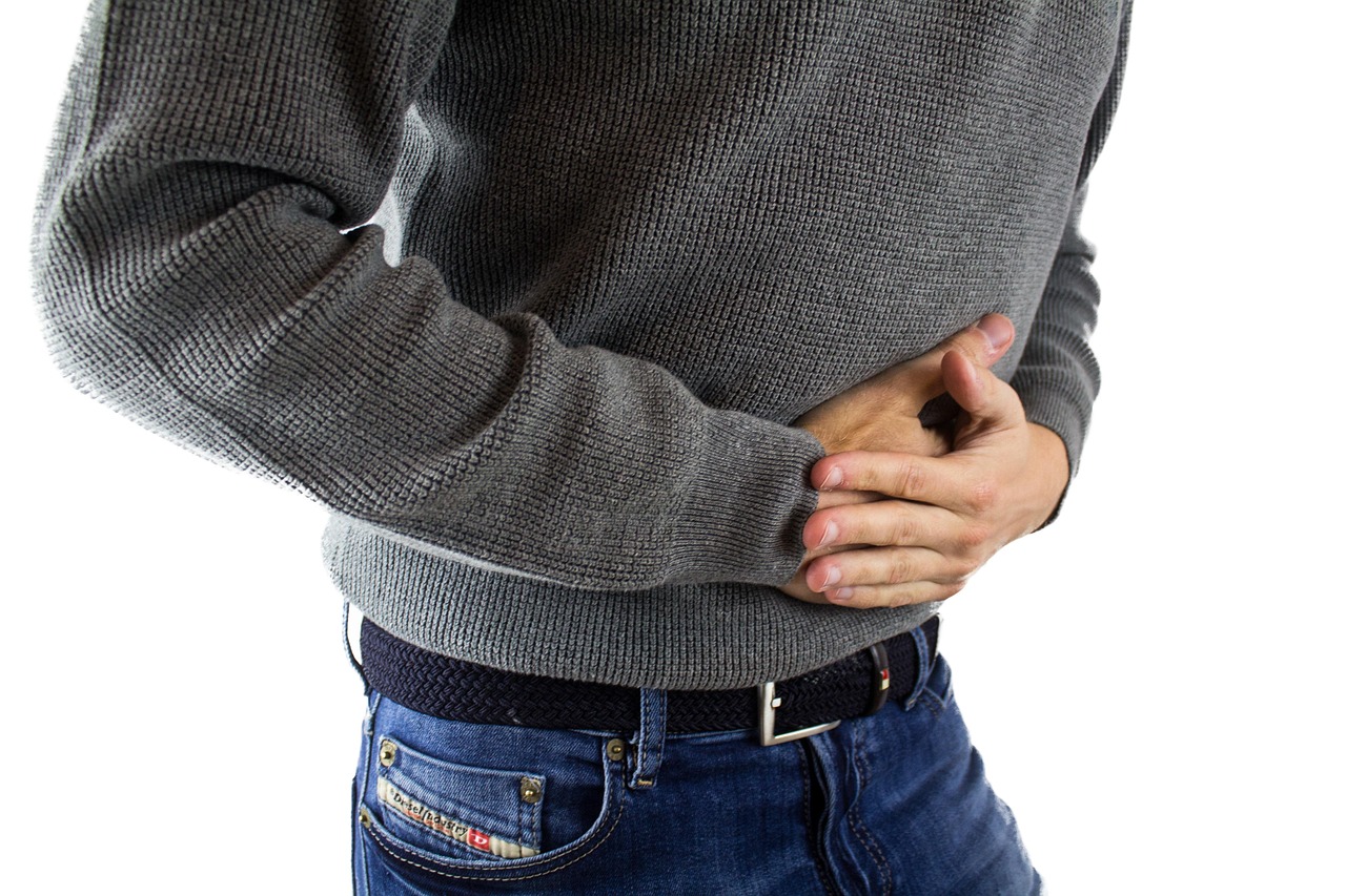 Immagine di un medico che consulta un paziente con grafico del pancreas in evidenza.
