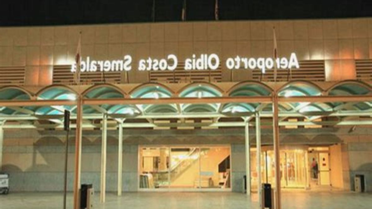 Aeroporto di Catania in fase di ristrutturazione, con operai e attrezzature al lavoro per migliorare le strutture.