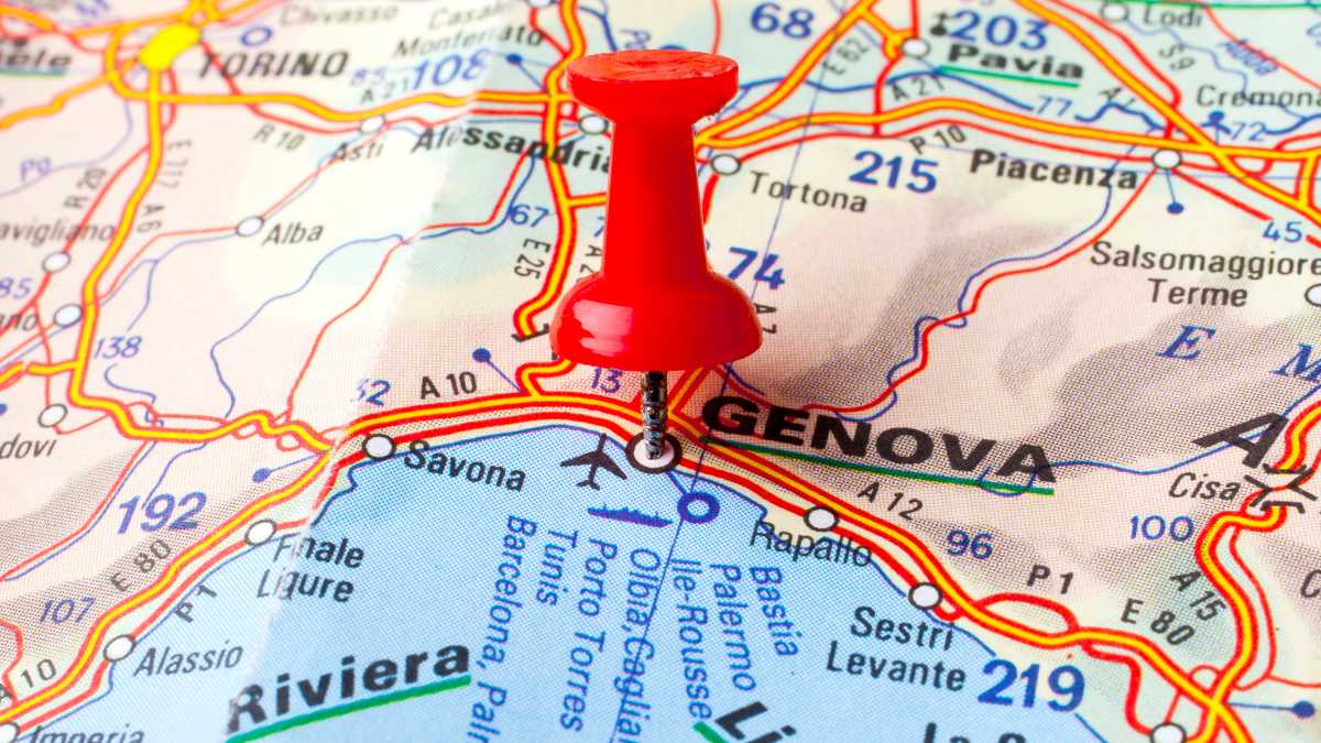 Panoramica dell'aeroporto di Genova con aerei in partenza e arrivo, simbolo delle nuove connessioni europee.