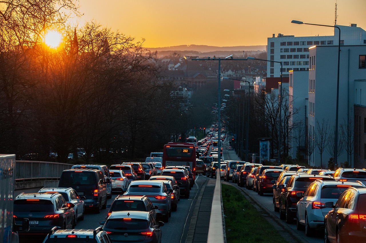 Immagine di un'auto con un simbolo di sconto, rappresentante le nuove agevolazioni per l'assicurazione auto.