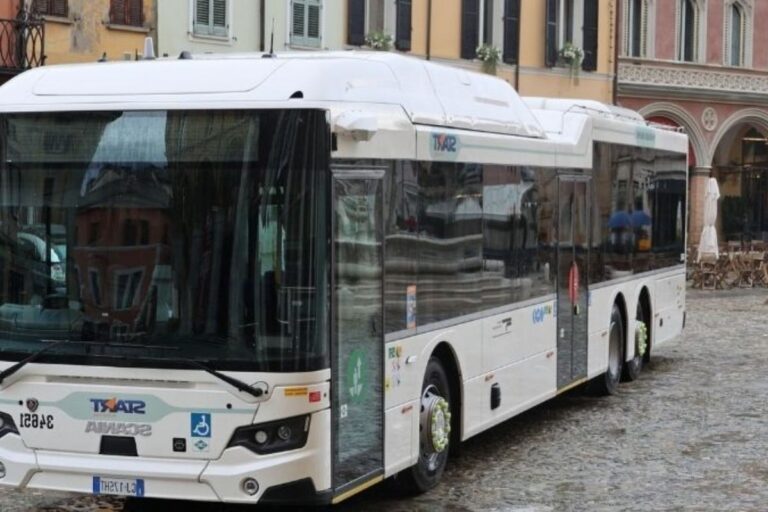 Bus turistici elettrici a Roma: come funzionano davvero e quanto inquinano in meno